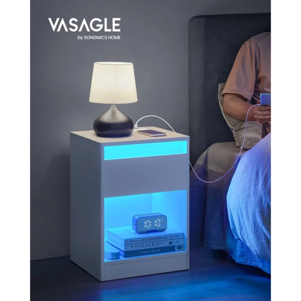 VASAGLE Mesita de Noche con Estación de Carga, Mesa Auxiliar con Luces LED Ajustables, con Cajón, 2 Tomas AC, 2 Puertos USB, Moderno, para Dormitorio, Salón, Blanco Nube/Negro Ceniza