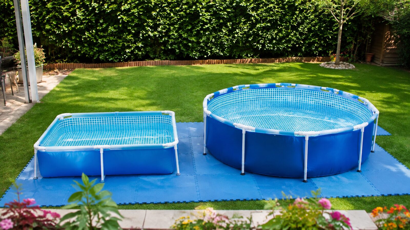 Dos piscinas infantiles desmontables de distinto tamaño sobre bases niveladas